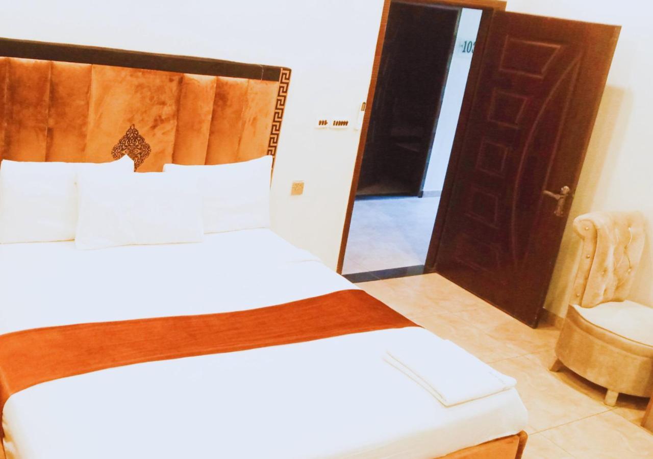 Hotel Day In Emporium Лахор Екстериор снимка