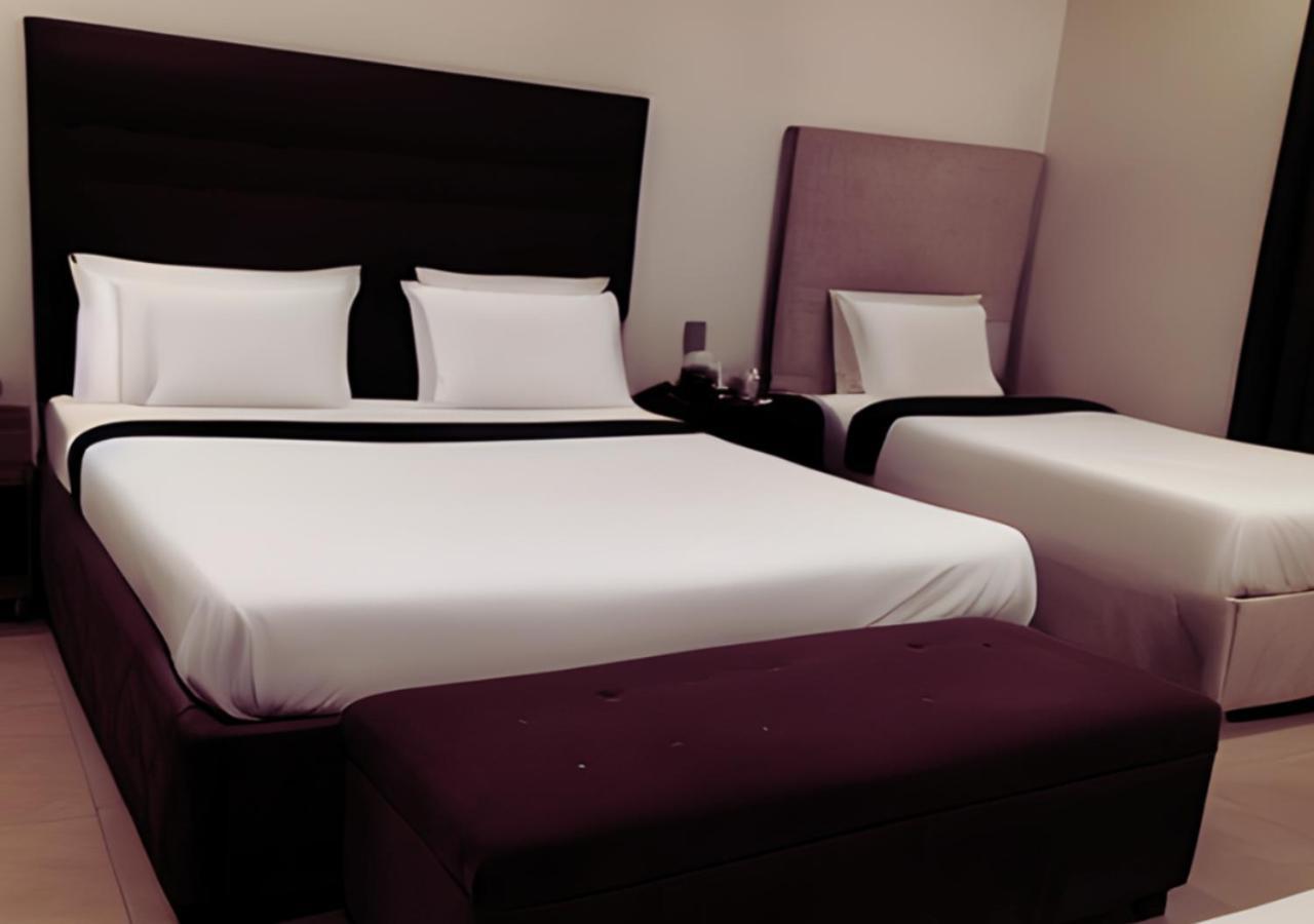 Hotel Day In Emporium Лахор Екстериор снимка