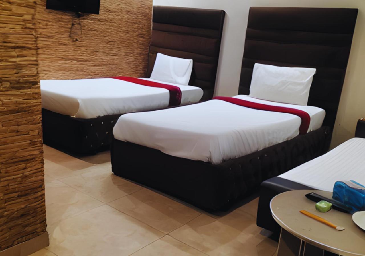 Hotel Day In Emporium Лахор Екстериор снимка