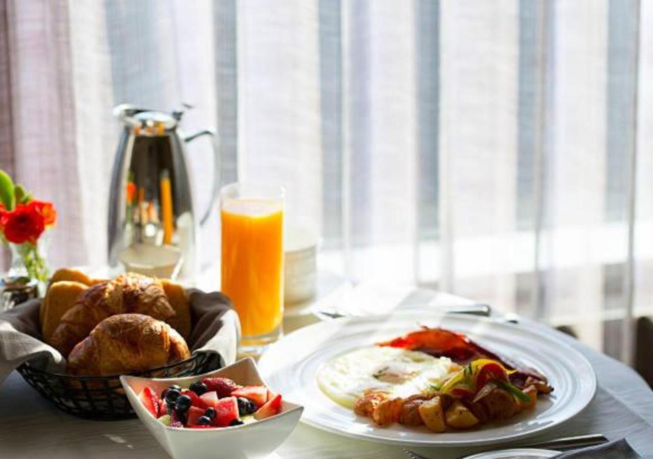 Hotel Day In Emporium Лахор Екстериор снимка