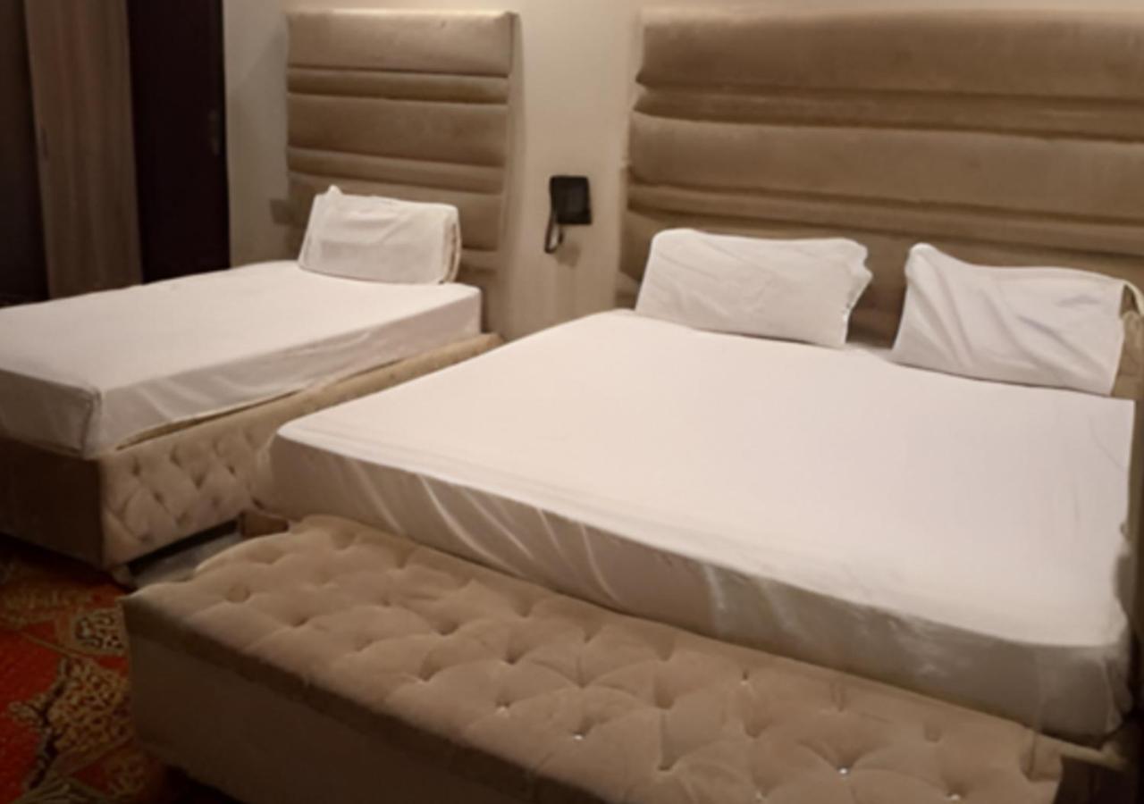 Hotel Day In Emporium Лахор Екстериор снимка